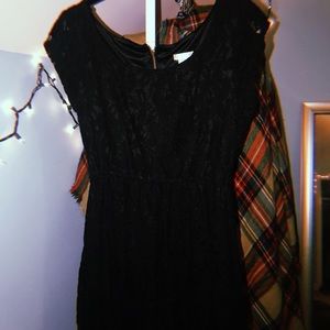 JUNIOR’S BLACK LACE DRESS